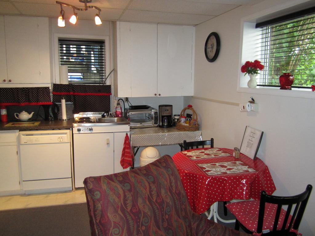 Casey'S Bed & Breakfast Whitehorse Room photo